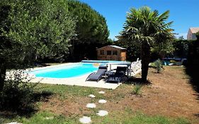 Gîte 3 étoiles 300m plage piscine privée grand jardin